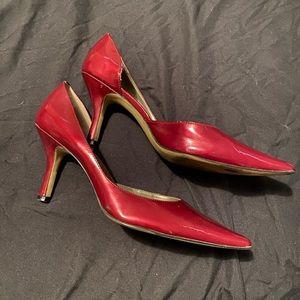 Pointed toe pump